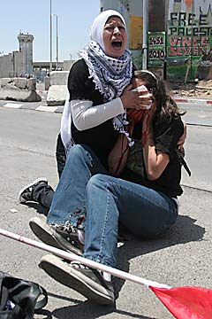 American Emily Henchowicz aided by Palestinian after being hit in the eye by an IDF tear-gas cannister